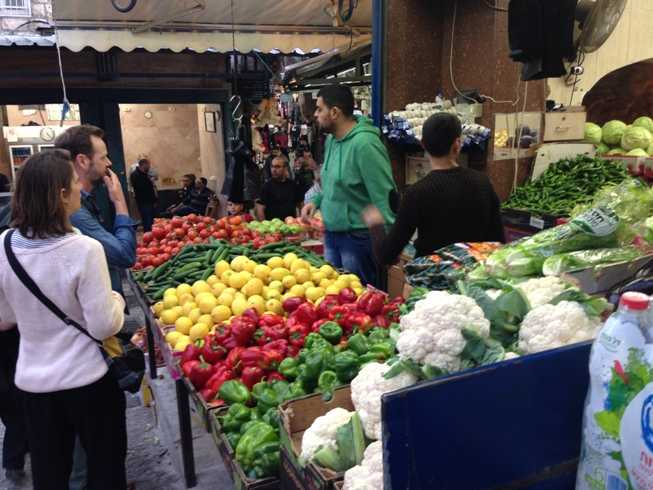 Sayur dan buah mudah dijumpai di pasar sekitar komplek Al Aqsa (Dokumentasi pribadi)