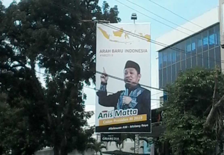 Reklame Anis Matta di depan Gramedia, kota Malang (Dokumentasi Pribadi)