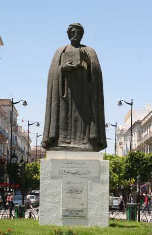 Patung Ibnu Khaldun (sumber: aftabir.com)