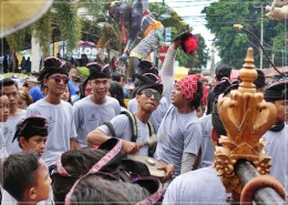 Satu dari banyak kelompok Gamelan Bali, pengiring arak-arakan Ogoh Ogoh. Dokpri