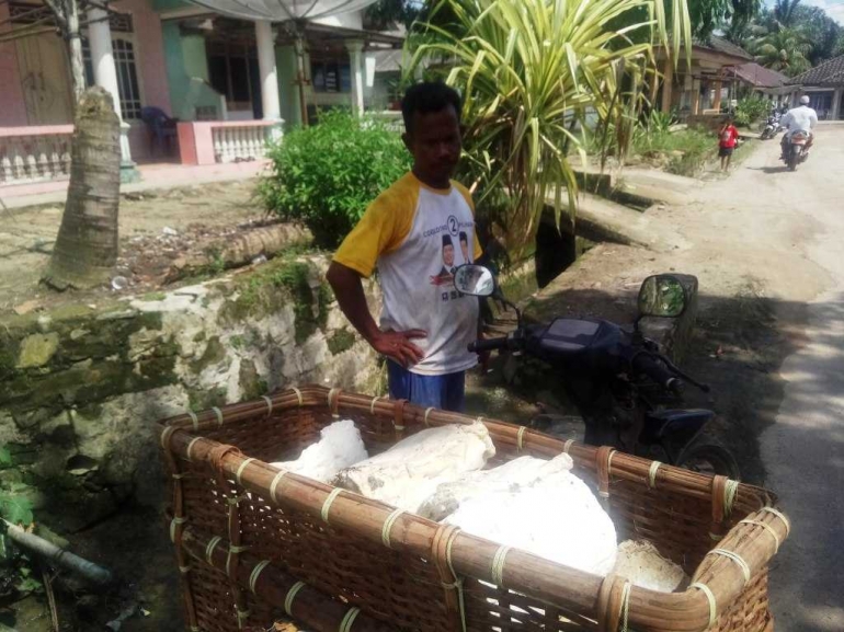 Pedagang pengumpul getah karet Imron di Paya Benu Bangka (dok Rustian al ansori)