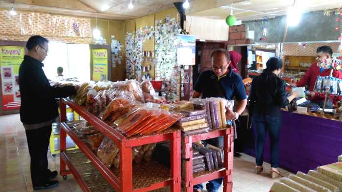 Galeri tempat menjajakan produk andalan lokal di UKM Kiniko. (Foto: Gapey Sandy)