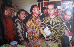 Presiden Joko Widodo sempat memperhatikan Kopi Kiniko produksi UKM Kiniko dalam satu ajang pamerang. (Foto: Dok. UKM Kiniko)