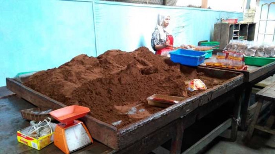 Kopi bubuk yang siap dikemas secara manual. (Foto: Gapey Sandy)