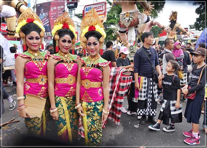 Tiga Penari Bali, di sela padatnya antrian arak-arakan Ogoh Ogoh. Dokpri