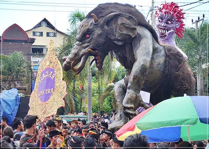 Dua Ogoh Ogoh di depan kompleks Mataram Mall, Lombok. Dokpri