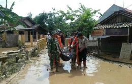 Tim SAR mengevakuasi jenazah penyintas banjir atas nama Dailah