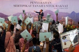 Presiden Jokowi saat membagikan sertifikat lahan. Foto: KOMPAS.com/Antara