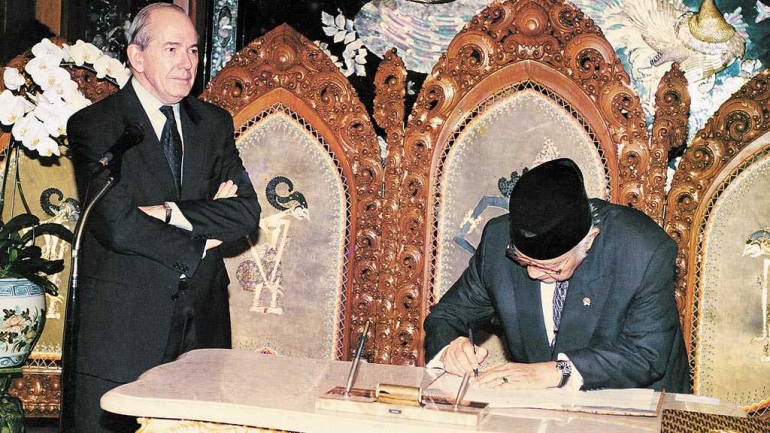 Alm. Pres Soeharto tanda tangan LOI dengan IMF saat krisis ekonomi 1998 yang sangat parah melanda Indonesia (Kompas.com)