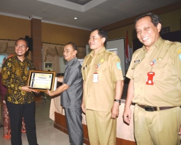 Plt. Bupati Bangka, Drs. Rustamsyah menerima Penghargaan kerjasama dalam upaya peningkatan kepatuhan wajib pajak. (Foto.Roby/Humas)