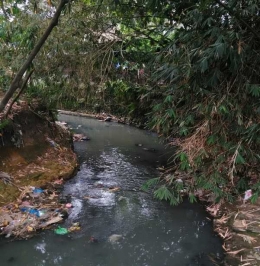 Contoh sungai yang tercemar sampah plastik (Doc : Pribadi)