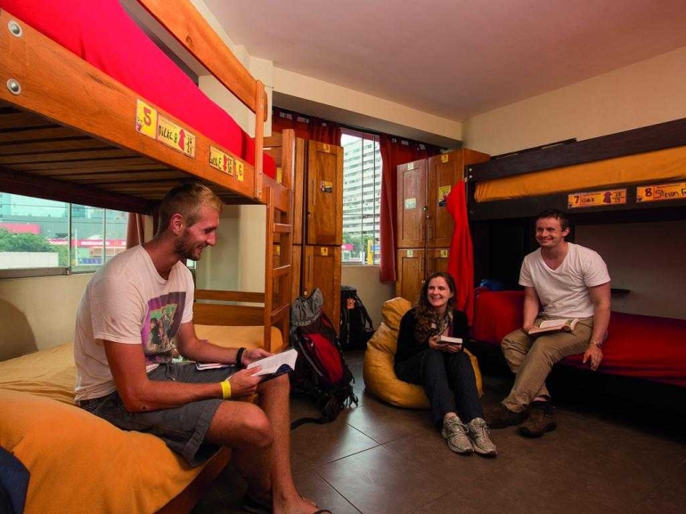 Bertemu orang asing dan bahkan sekamar dengan mereka. Hanya di hostel! Sumber foto: booking.com.