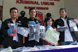 Polisi merilis kasus pembobolan uang nasabah bank dengan cara skimming di Mapolda Metro Jaya, Sabtu (17/3/2018).