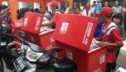 Armada Motor Boks Dharma Jaya sedang menjual daging di rumah susun (poskotanews.com)