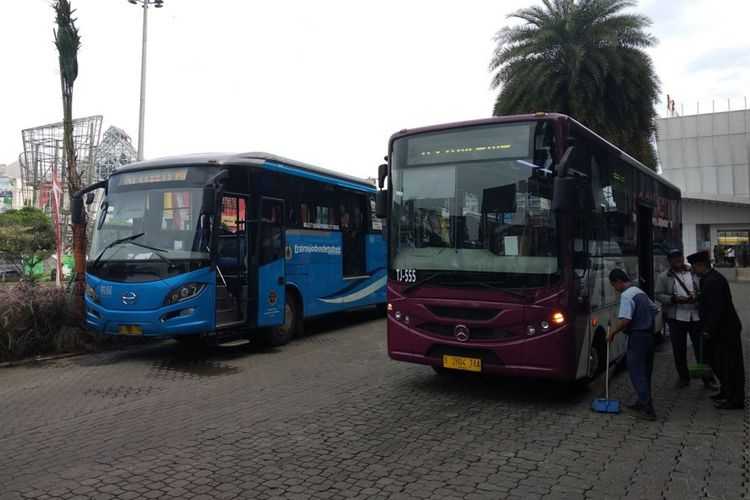 Armada bus Transjabodetabek bersiap di Mega Mall Bekasi| Kompas.com/Setyo Adi