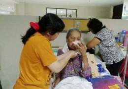Rina dan Theresia merawat Darmi janda penderita kanker (foto: dok pri)