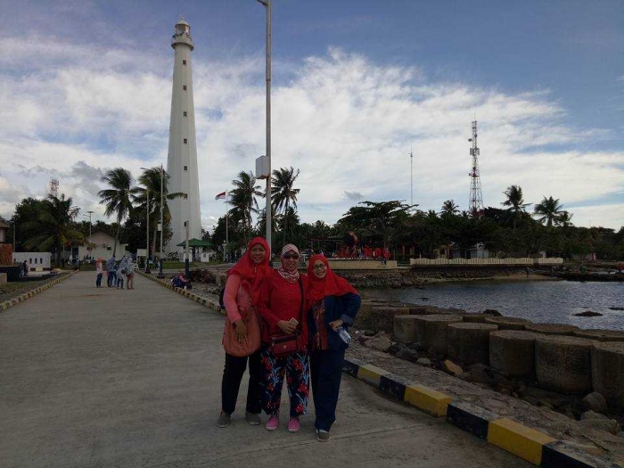 latar belakang adalah mercu suar dari zaman Belanda (dok.Tiwi)