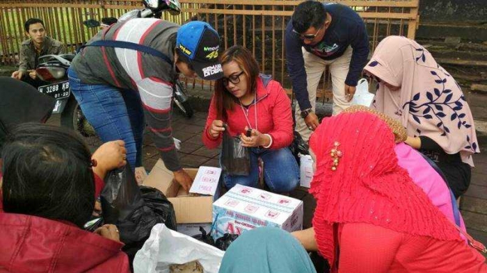 Keberagaman dalam berbagi nasi bungkus (foto: dok pri)