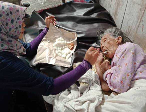 Melayani dhuafa yang tengah sakit keras (foto: dok pri)