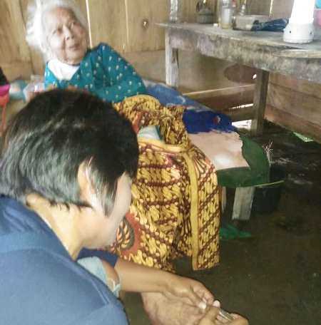 Kartini memotong kuku kaki dhuafa (foto: dok pri)
