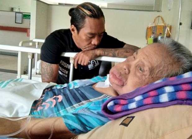 Niko, pemuda penuh tato yang menunggui Darmi (foto: dok pri)