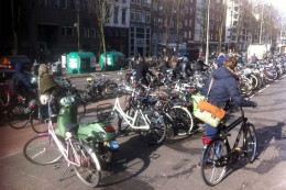 Suasana lalu-lintas sepeda dan parkiran sepeda. Photo: dokpri
