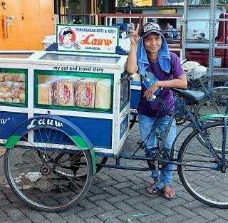 Gerobak Roti Lauw (sumber: Jakarta Food Traveler)