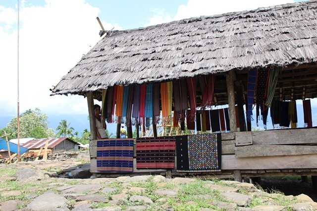 Di halaman rumah adat Todo juga ada dijual kain tenun (dok pribadi)