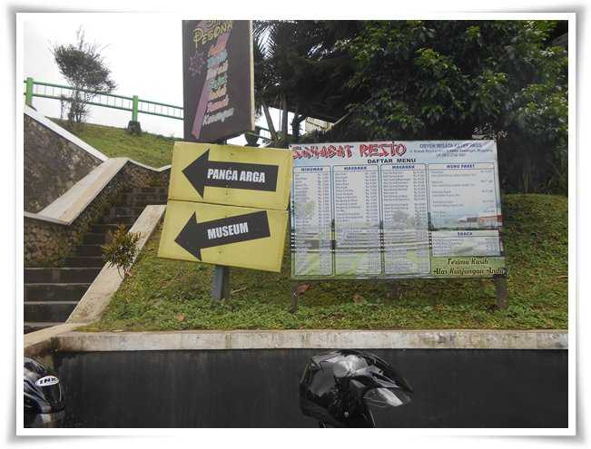 Papan penunjuk di pelataran (Dokpri)