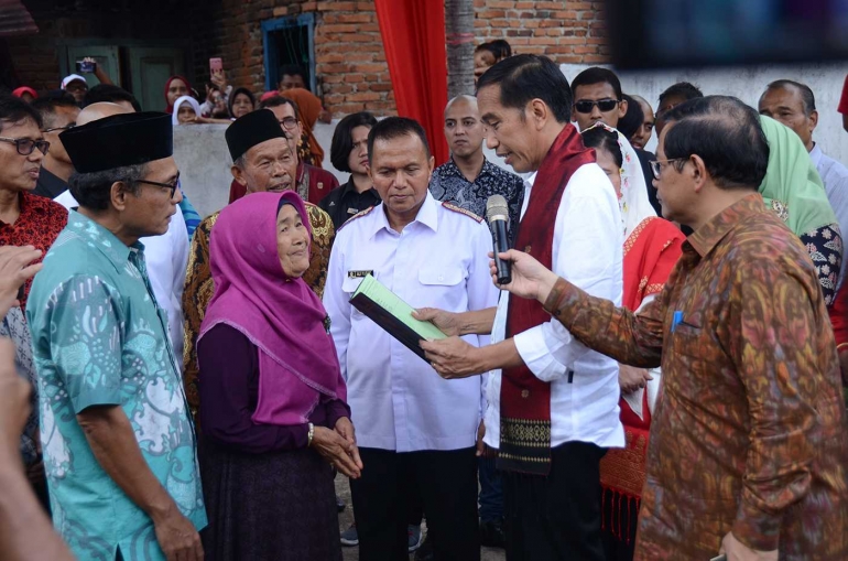 Presiden Jokowi Serahkan Sertifikat Tanah Untuk Tokoh Pers Adinegoro (setkab.go.id)