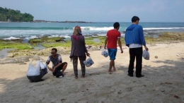 Saya dan teman-teman memunguti sampah plastik yang berceceran di area pantai - dokpri