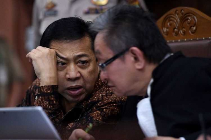 Terdakwa kasus korupsi KTP Elektronik Setya Novanto (kiri) menjalani sidang lanjutan di Pengadilan Tipikor, Jakarta Pusat, Kamis (11/1/2018). Sidang mantan ketua DPR itu beragendakan pemeriksaan saksi yang dihadirkan oleh Jaksa Penuntut Umum KPK.