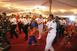 Menari Bersama di Kapal KRI Usman Harun. Sumber foto: Dharma (Satgas MTF TNI AL).