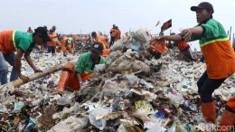 Mengerikan, sampah di Teluk Jakarta (ft Detikcom)