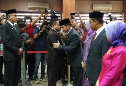 Gubernur Aceh, Irwandi Yusuf, membisikkan pesan kepada Sayid Fadhil, Kepala BPKS Sabang yang baru, usai acara pelantikan, Kamis (22/3/2018). (Foto/H.Anwar)