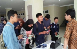 Para mahasiswa di Mini Expo Syariah di Gedung Kewirausahaan Fakultas Ekonomi dan Bisnis Universitas Diponegoro Semarang pada Selasa-Kamis, 20-22 Maret 2018 (Foto: Dok. Pribadi)