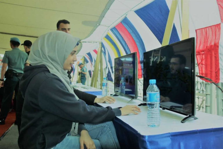 Pengunjung mengakses komputer interaktif. Sumber foto: Dharma (Satgas MTF TNI AL).