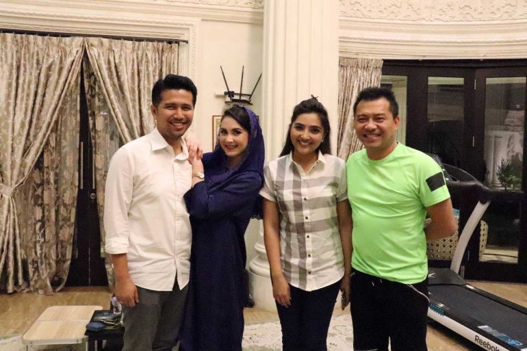 Calon Wakil Gubernur Jawa Timur Emil Dardak bersama sang istri Arumi Bachsin dan Anang Hermansyah bersama Ashanty