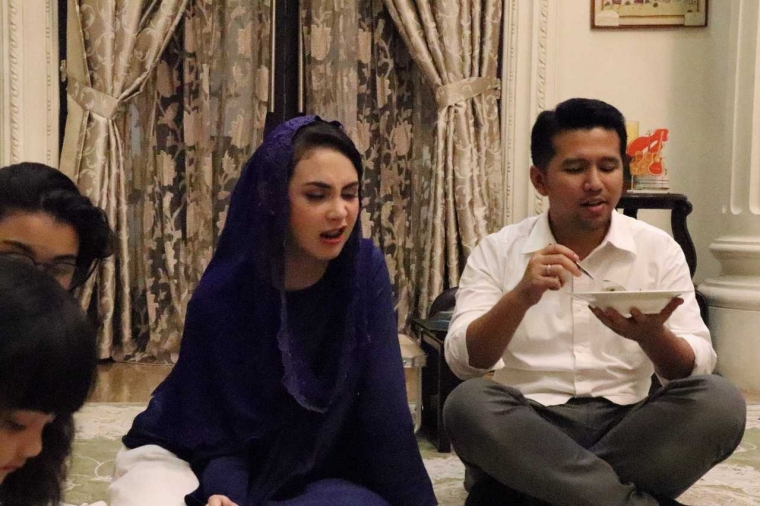 Pasangan Emil Dardak bersama Arumi Bachsin