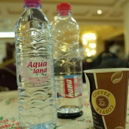 Air dalam kemasan serupa merek produk Indonesia (Dok Pribadi)