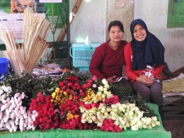 Bersama ibu penal bunga di pasar (dokumentasi pribadi)
