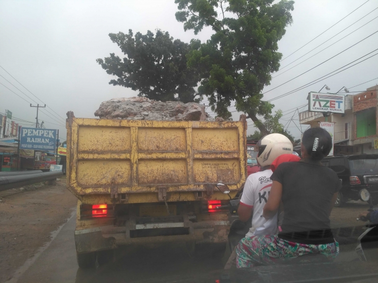 Truk pengangkut tanah tanpa terpal. Dok.pribadi