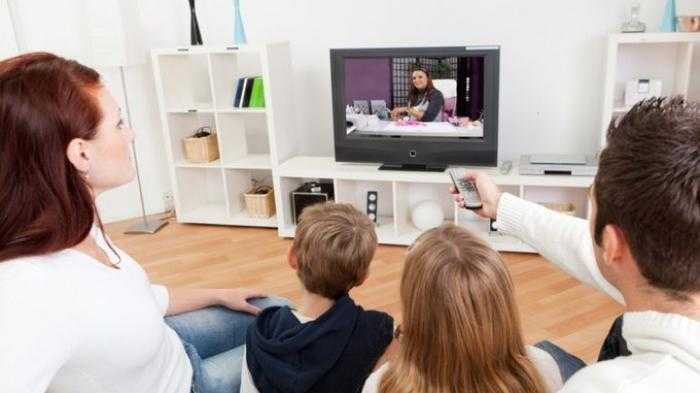 Menonton televisi bersama keluarga | Sumber:Tribunnews.com