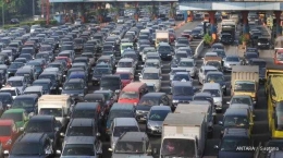 Kemacetan di jalan tol (sumber: Antara)