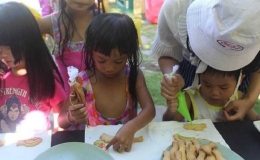 Anak-anak sedang membuat cookies (Sumber: Golden Tulip Bay view)