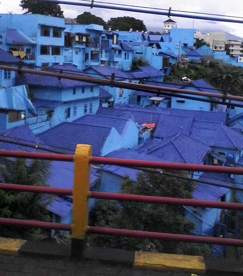 Kampung Biru sisi selatan dilihat dari Bus Macyto (dok.pribadi)