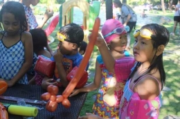 Keseruan yang membahagiakan anak-anak dalam membuat binatang dari balon (Sumber: Golden Tulip Bay view)