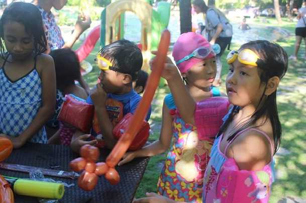 Keseruan yang membahagiakan anak-anak dalam membuat binatang dari balon (Sumber: Golden Tulip Bay view)