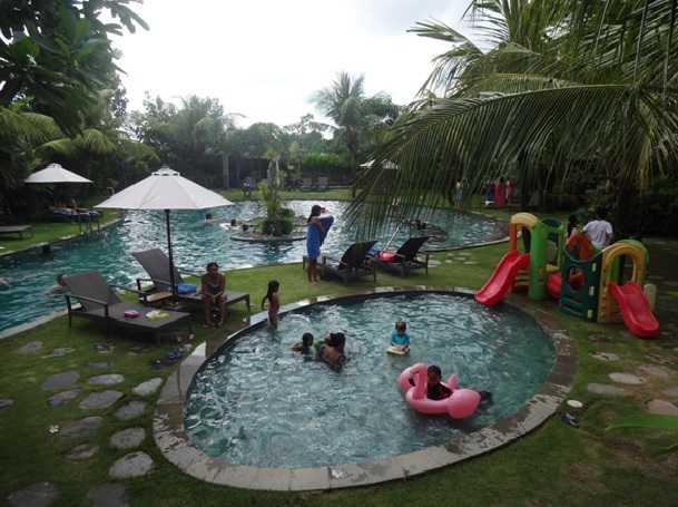 Kid's pool di lantai 1 (Sumber: dokumen pribadi)