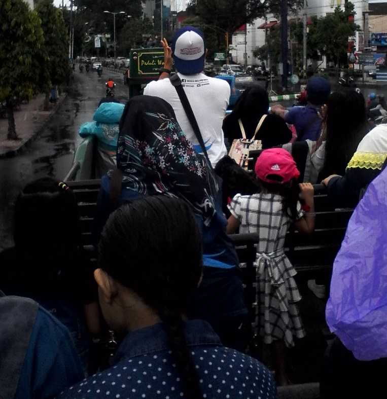 menikmati suasana kota Malang dari atas bus Macyto (dok.pribadi)